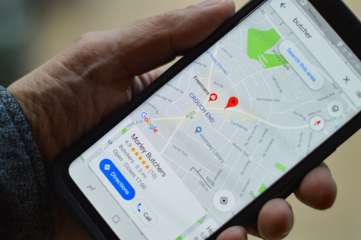 Smarttelefon med kart og navigasjon under reise