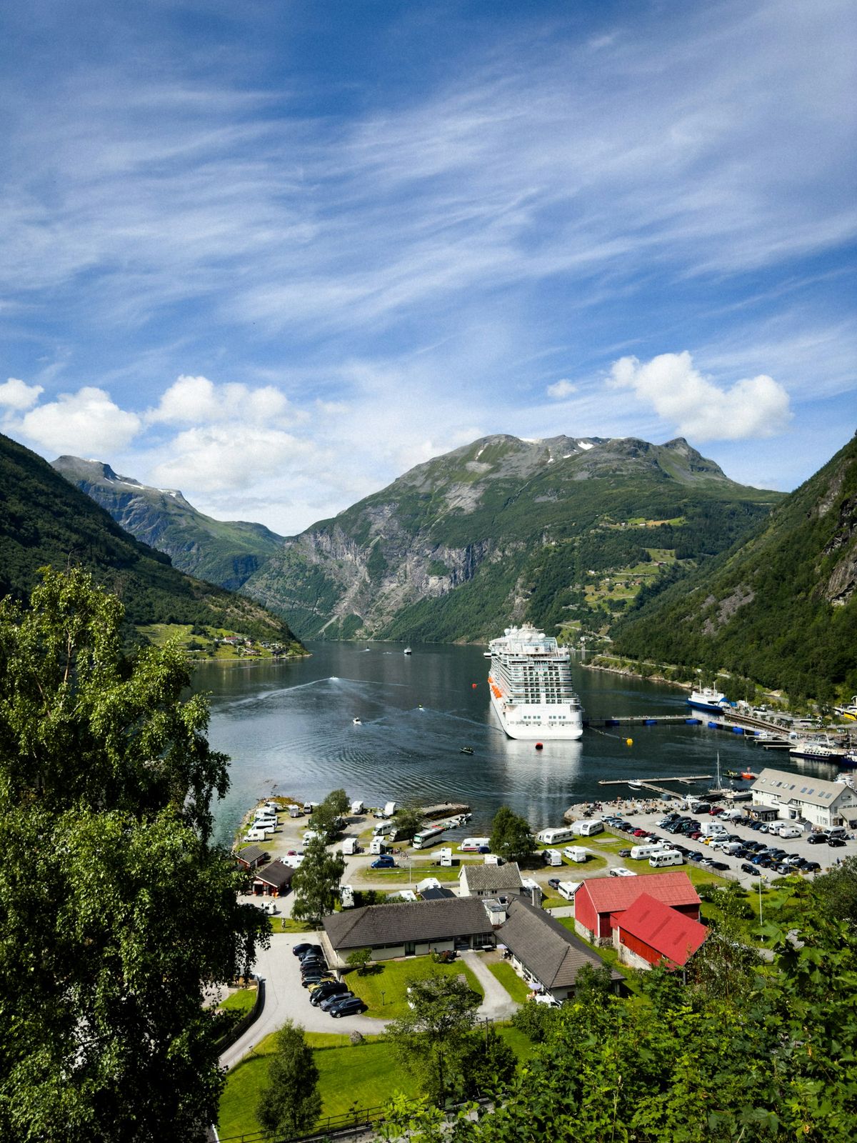 Utsikt over Geirangerfjorden og Geiranger med cruiseskip fra utsiktspunkt