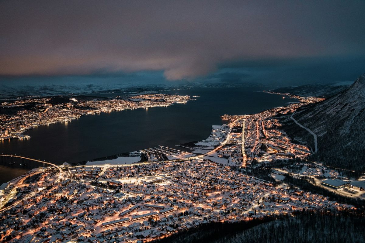 Utsikt over Tromsø by med fjell i bakgrunnen