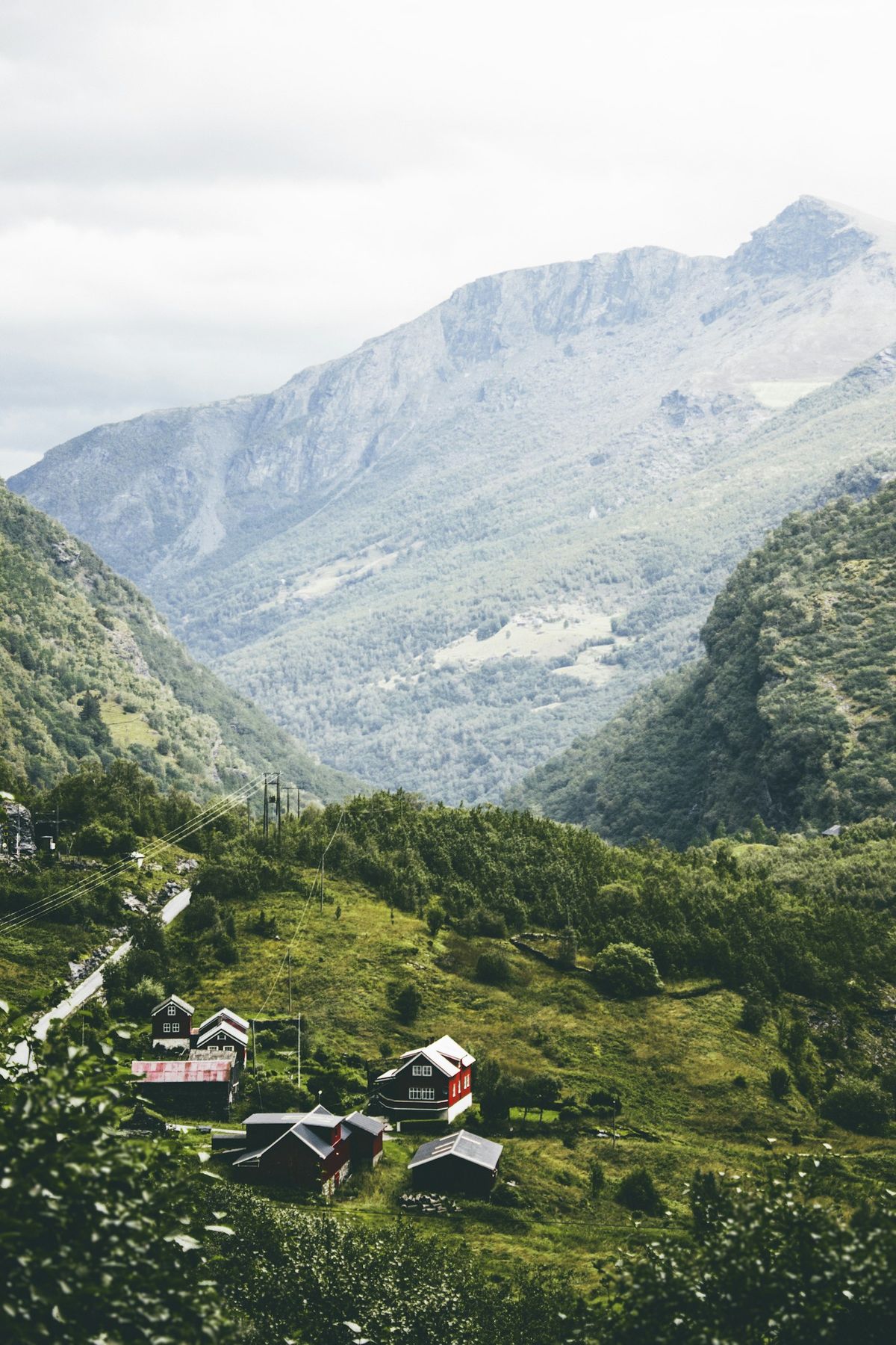 Flåm ved enden av Aurlandsfjorden med fjell og fjord