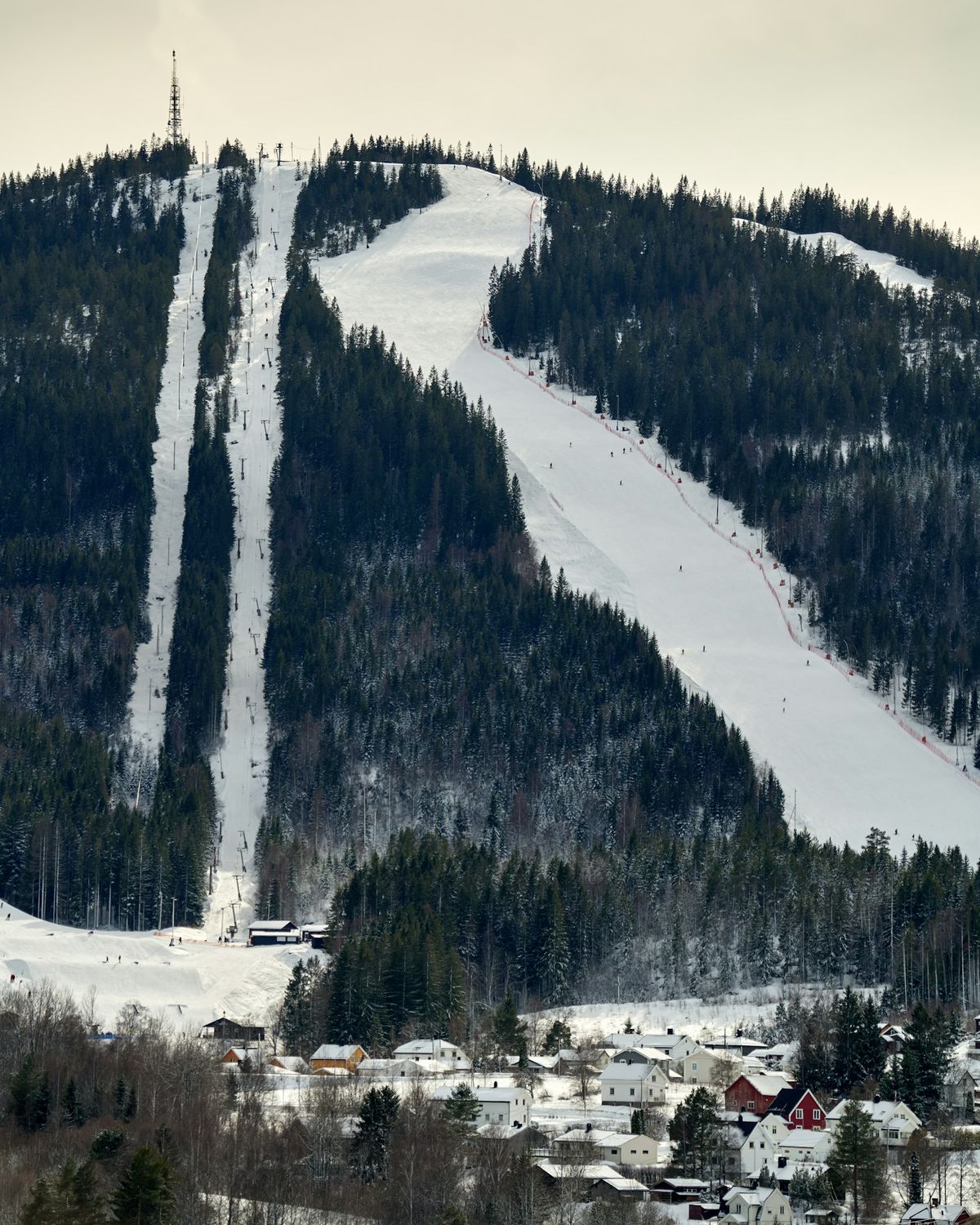 Alpinbakker og skiheiser over en snødekt norsk fjellandsby
