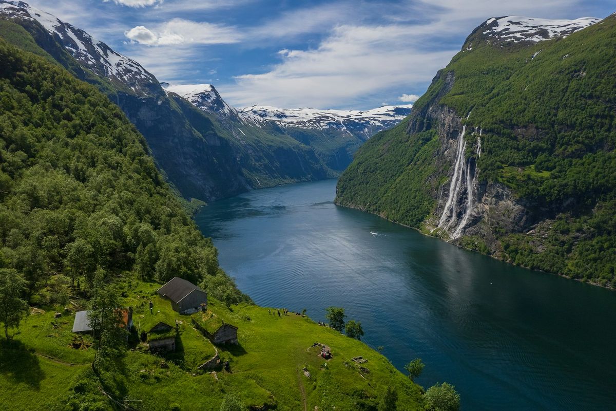 Geirangerfjorden med bratte fjellsider og fossefall
