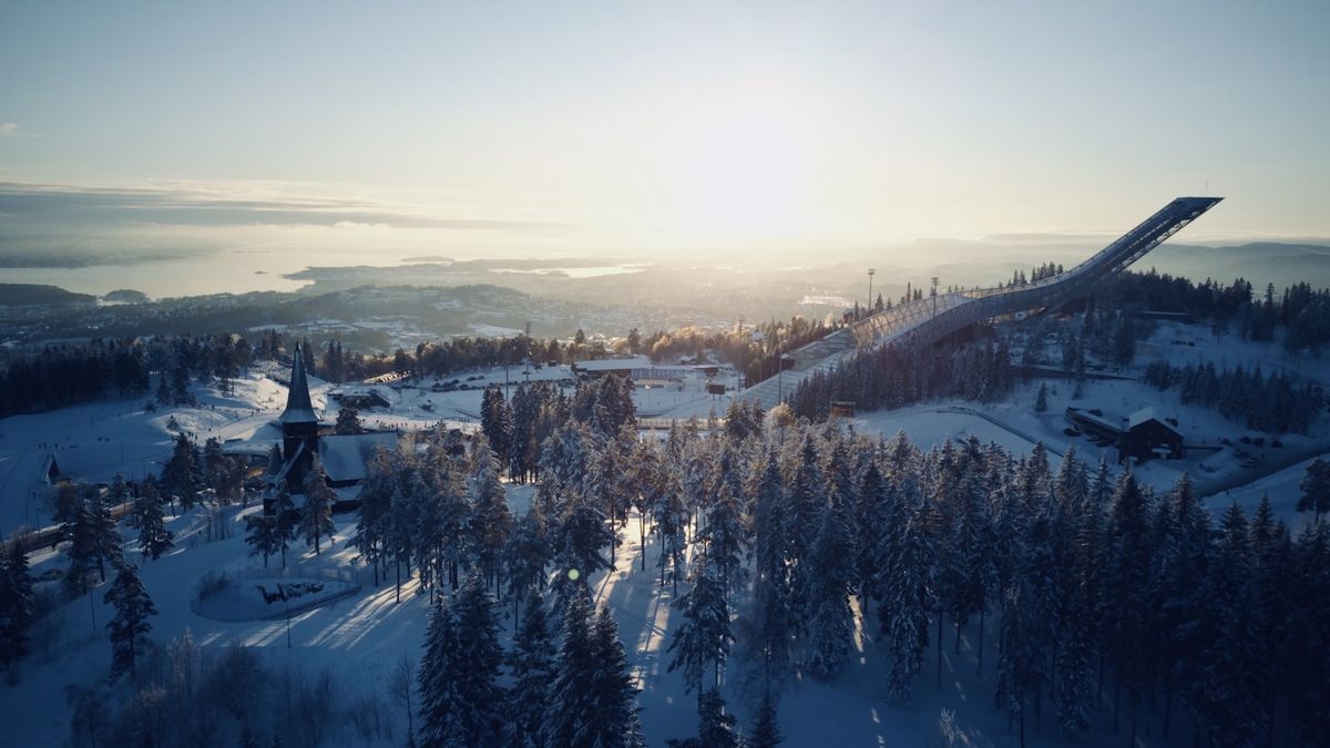 Holmenkollbakken hoppanlegg med Oslo i bakgrunnen