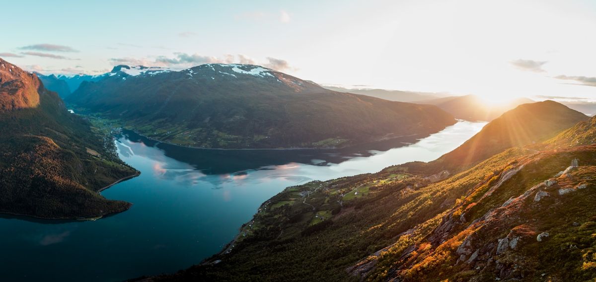 Bratte fjell over fjord i Nordfjord i Vestland