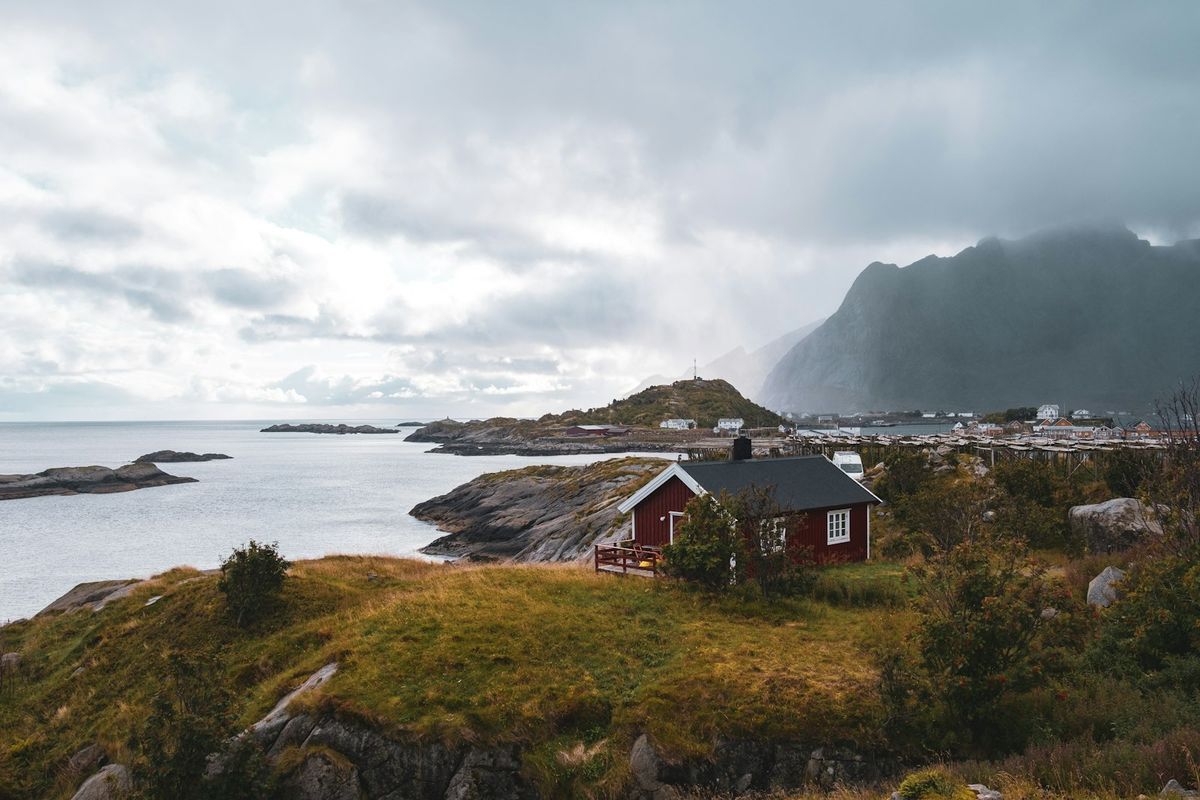 Fiskevær med rorbuer i Lofoten