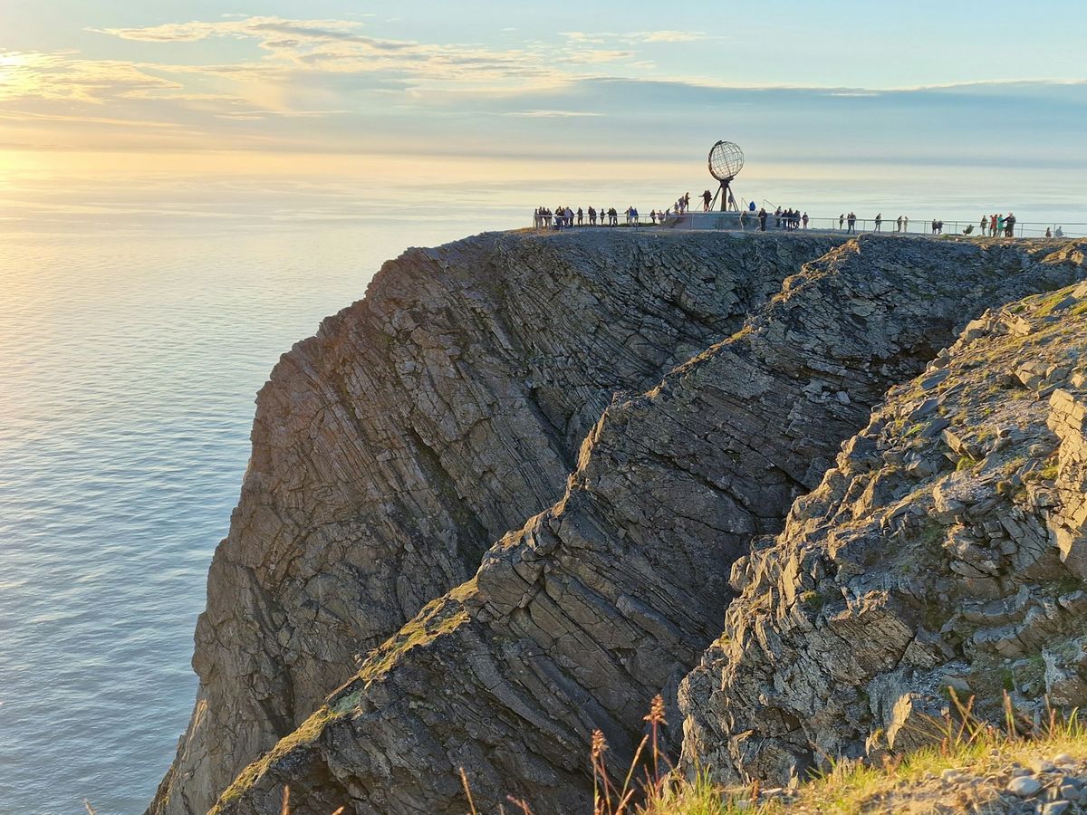 Bratt klippe ved havet i Nord-Norge