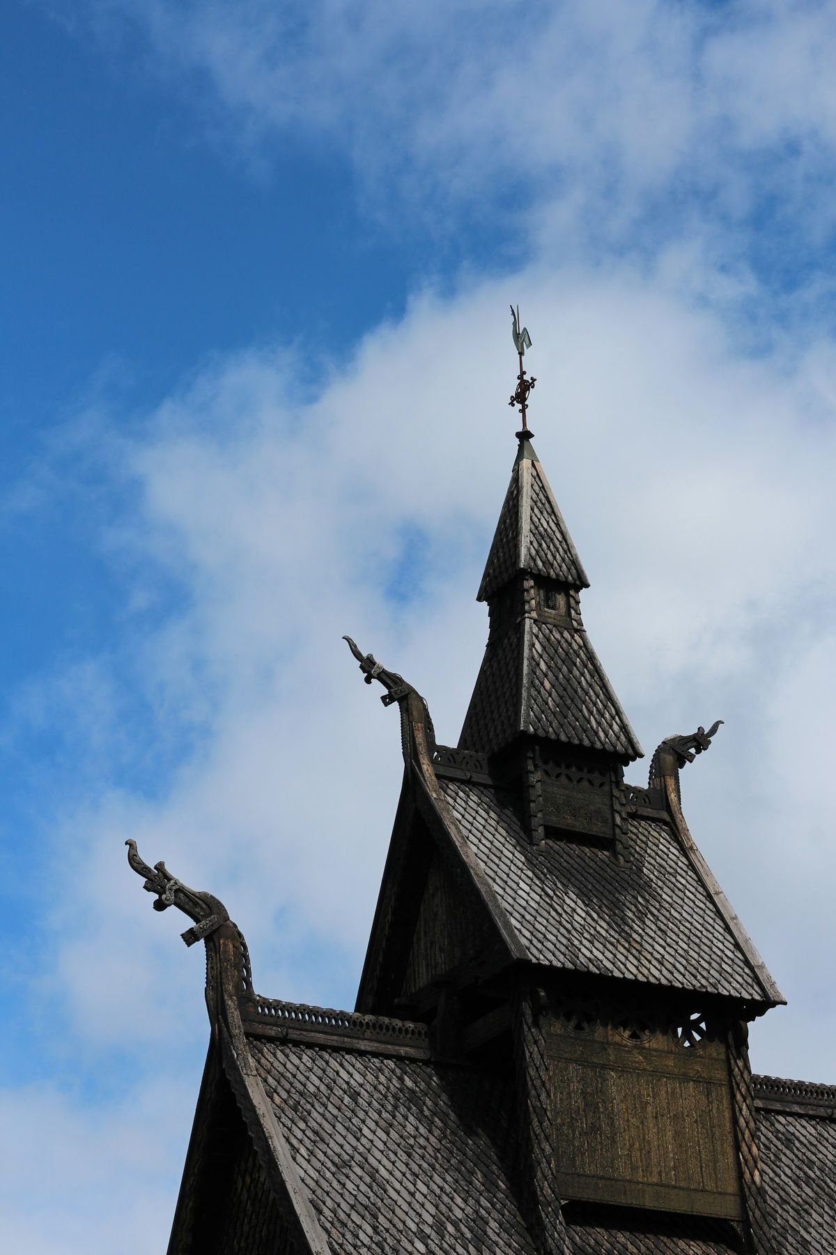 Norsk stavkirke i tre med mørk treverk
