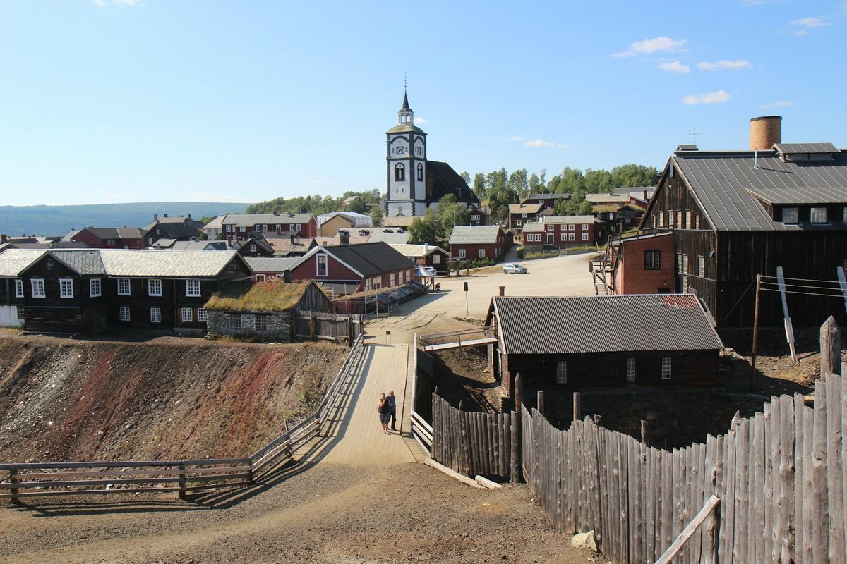 Røros bergstad med kirke og gammel trehusbebyggelse