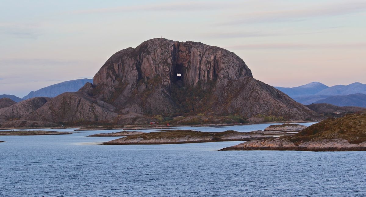 Torghatten fjell med det gjennomgående hullet på Helgeland