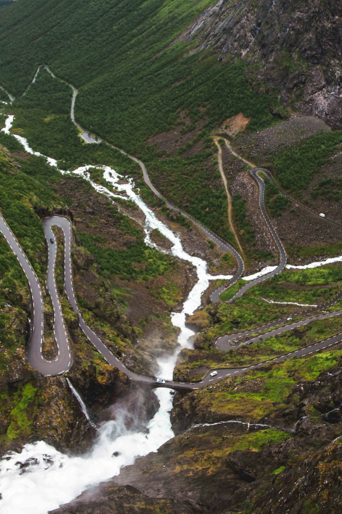 Svingete fjellvei med hårnålssvinger i norsk fjellandskap