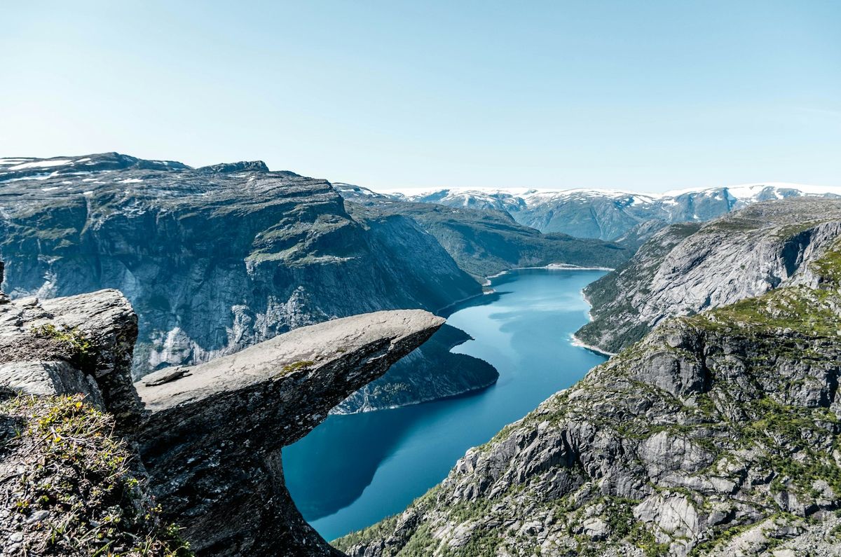 Trolltunga-klippen som stikker ut over Ringedalsvatnet i Hardanger