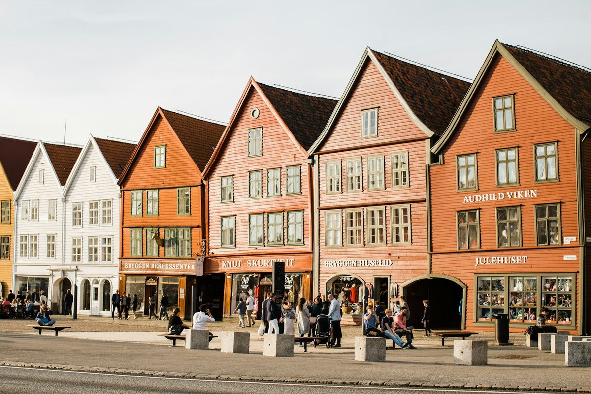 Bryggen i Bergen – fargerike trehus langs gaten