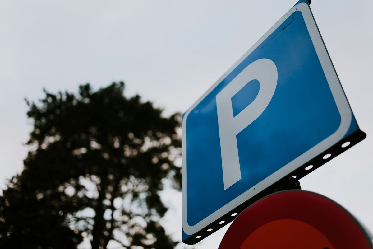 Parkeringsskilt med hvit P på blå bunn