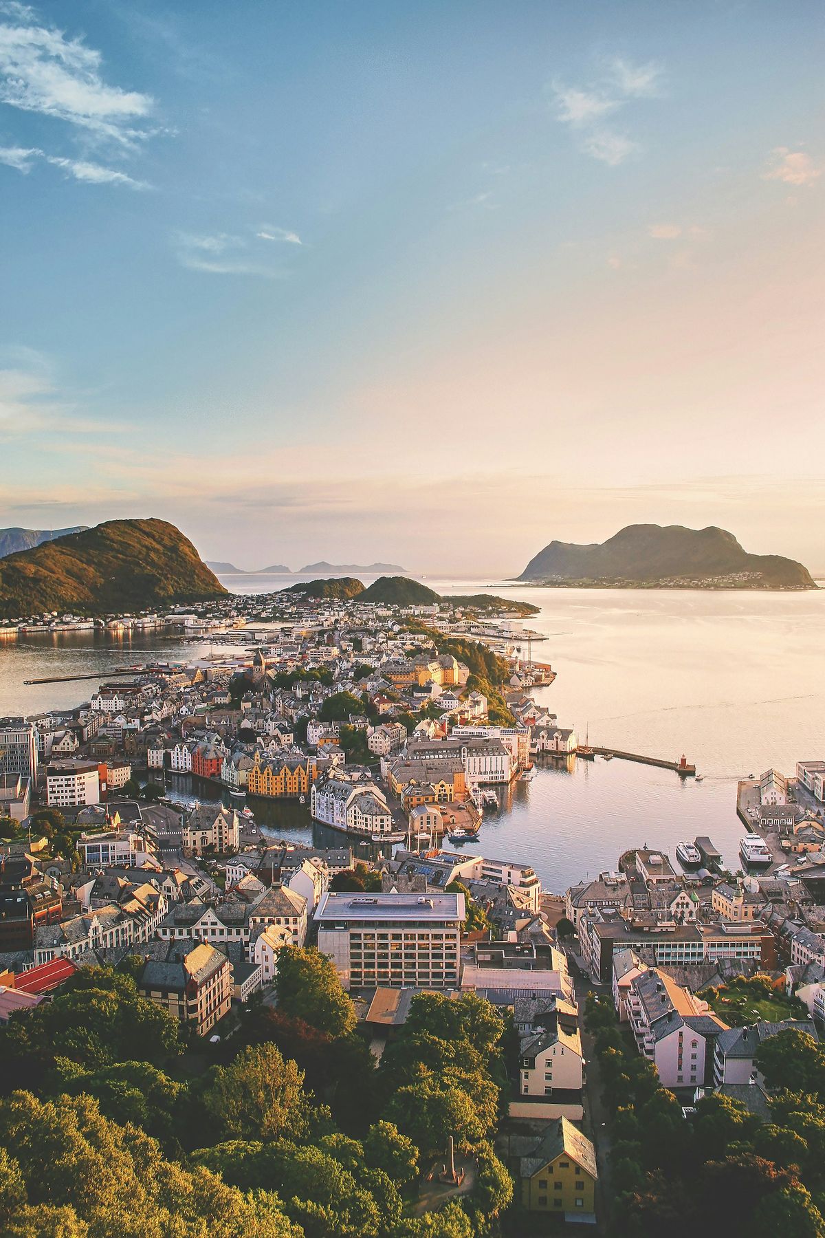 Utsikt over Ålesund sentrum med jugendbebyggelse og havna i solnedgang