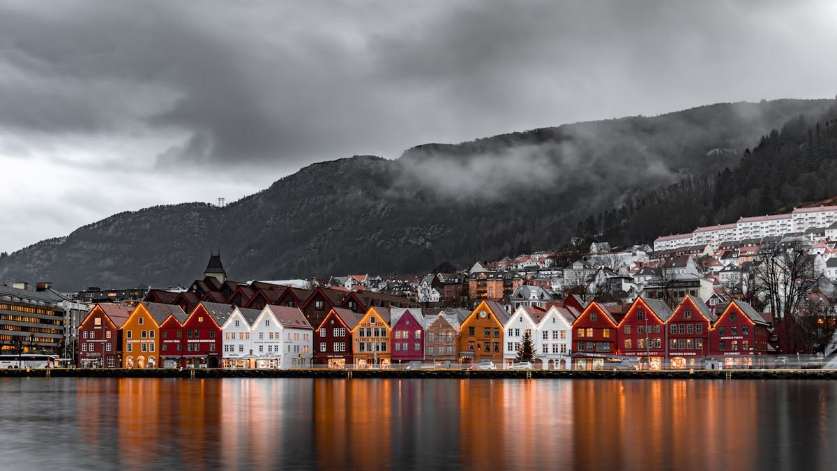 Bryggen i Bergen med fargerike trehus og fjell i bakgrunnen