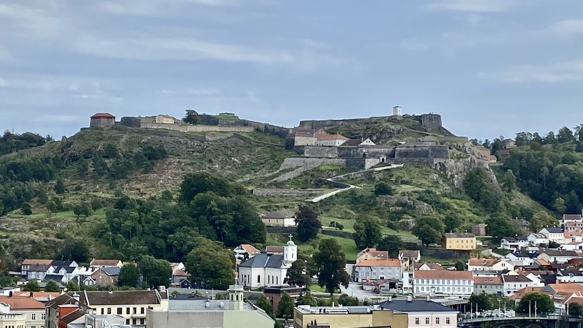Fredriksten festning på høyden over byen Halden