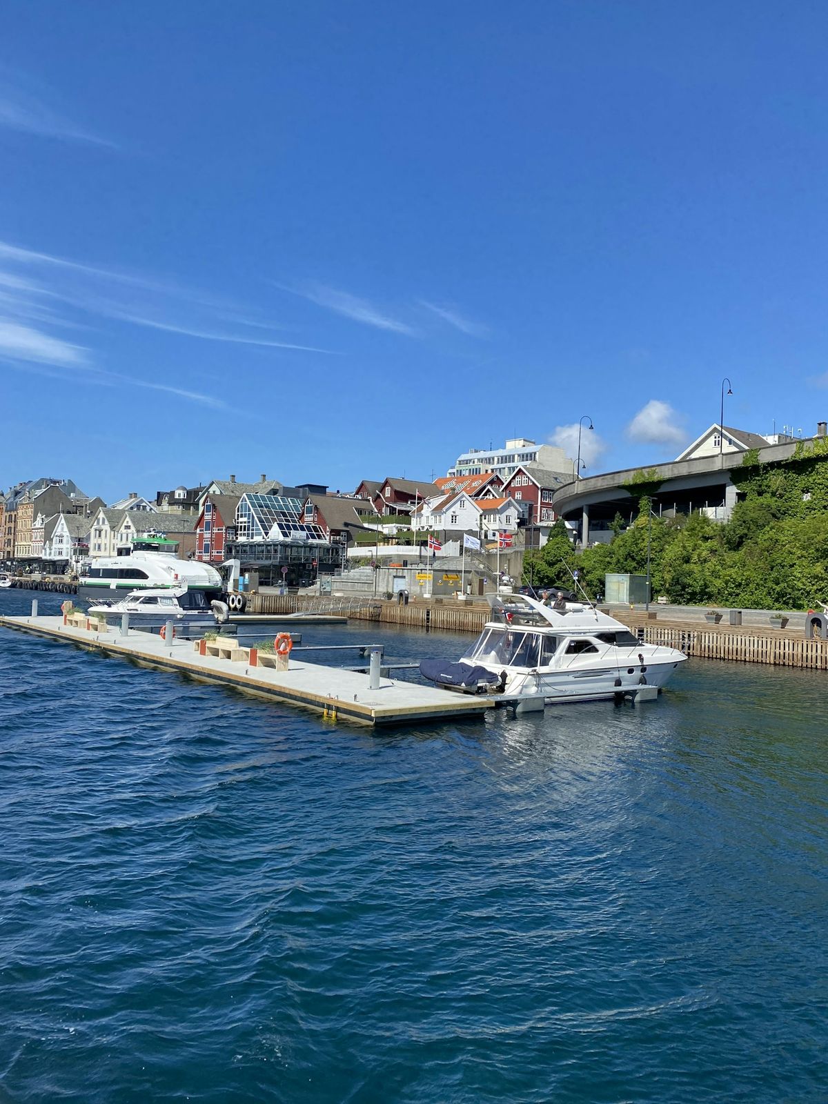 Havna i Haugesund med båter og bybebyggelse