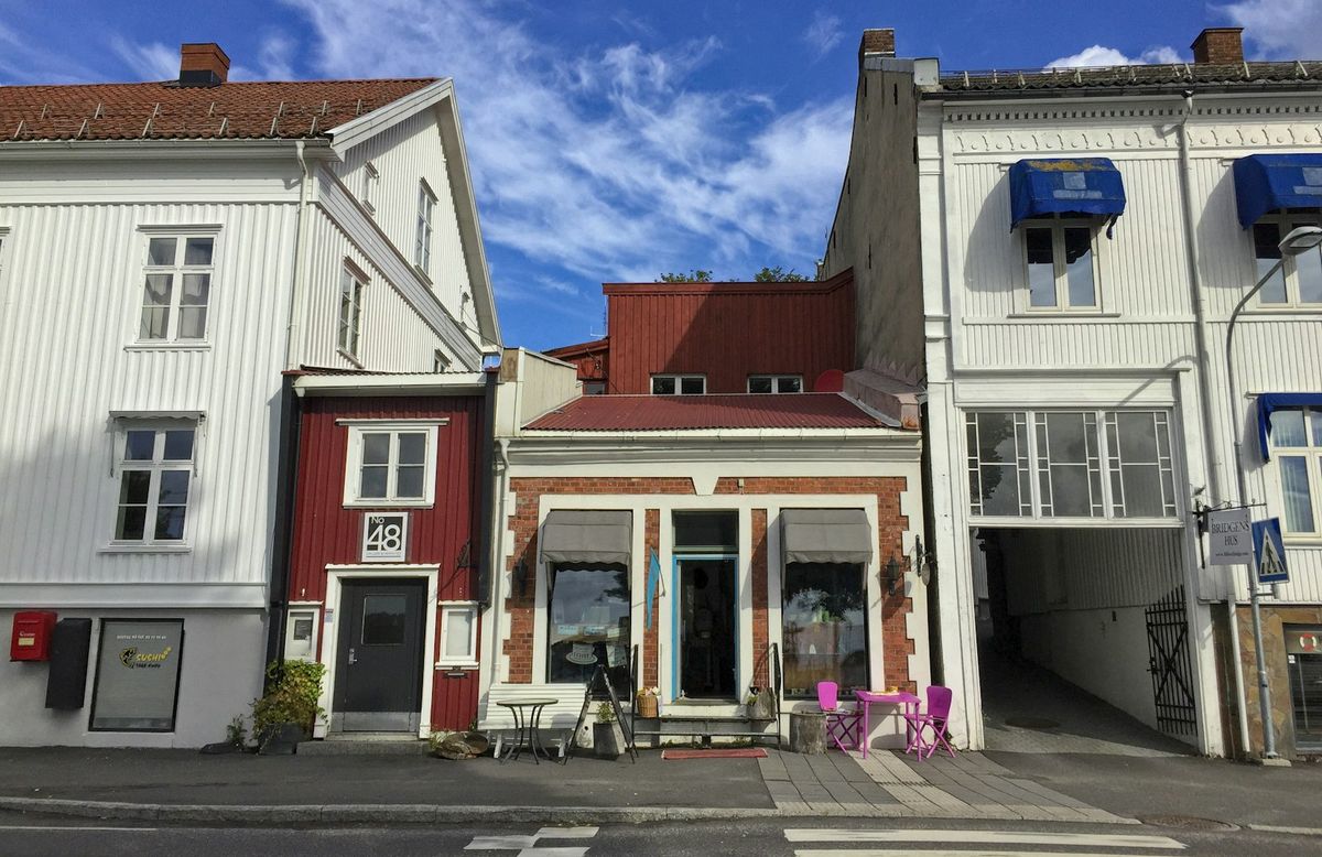 Bygate i Larvik med gamle trehus