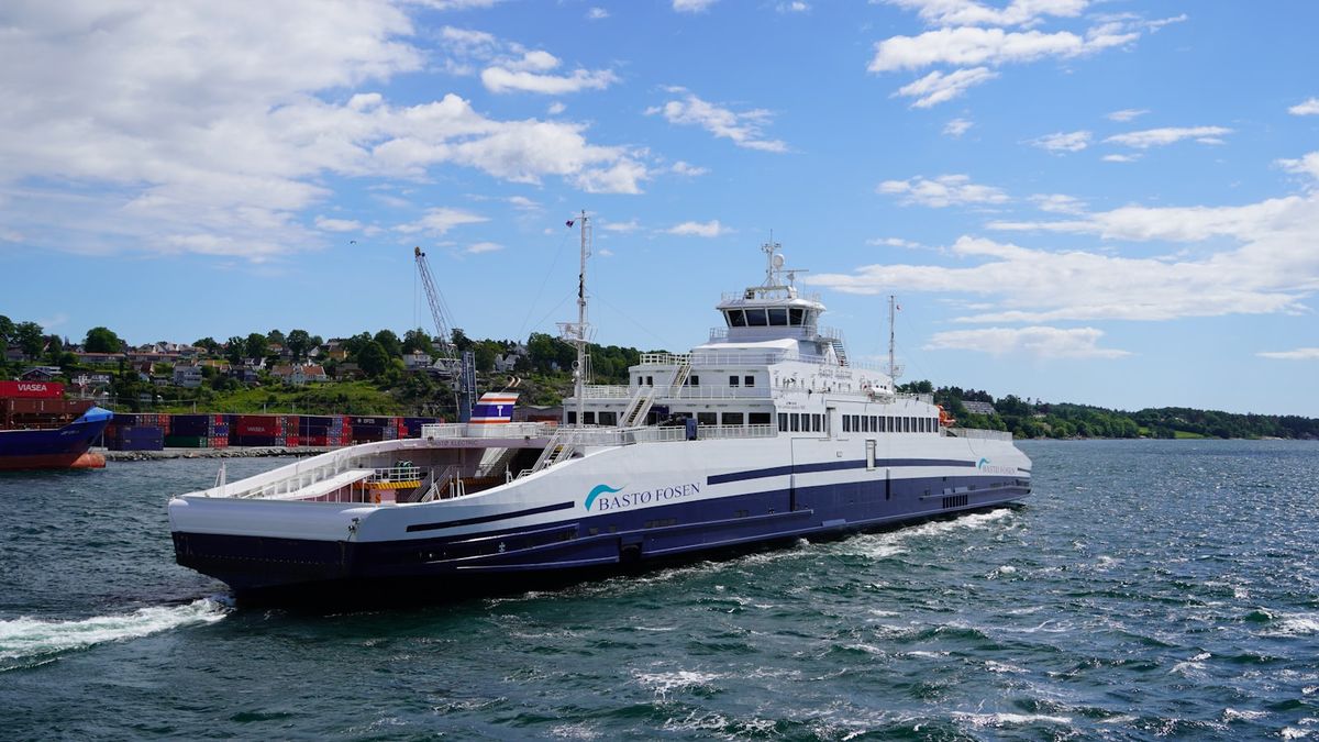Bastøferja på vei over Oslofjorden ved Moss