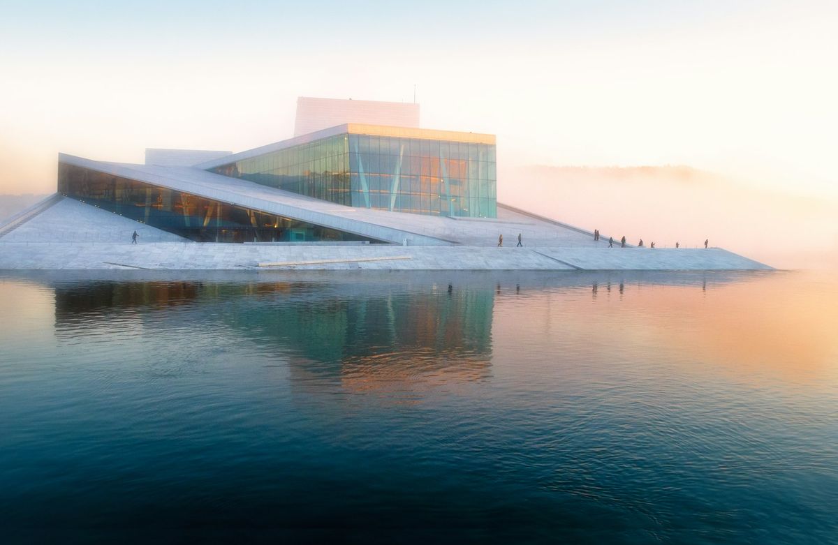 Operahuset i Oslo ved vannet i morgenlys