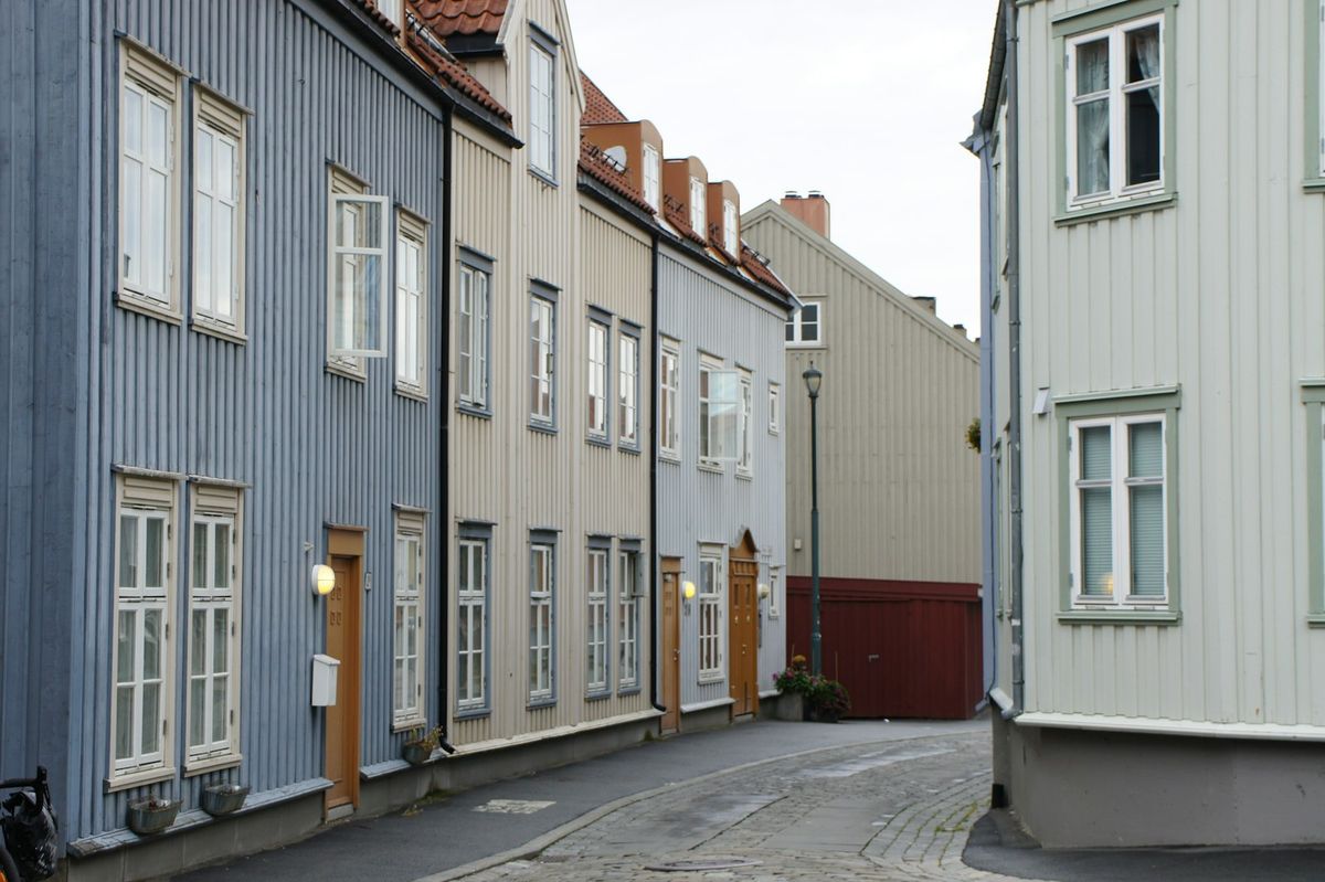 Gate med fargerike trehus i Trondheim i Trøndelag