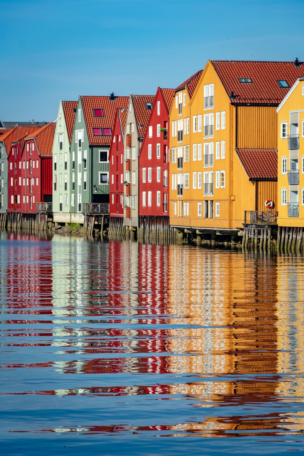 Fargerike bryggehus langs Nidelva i Trondheim