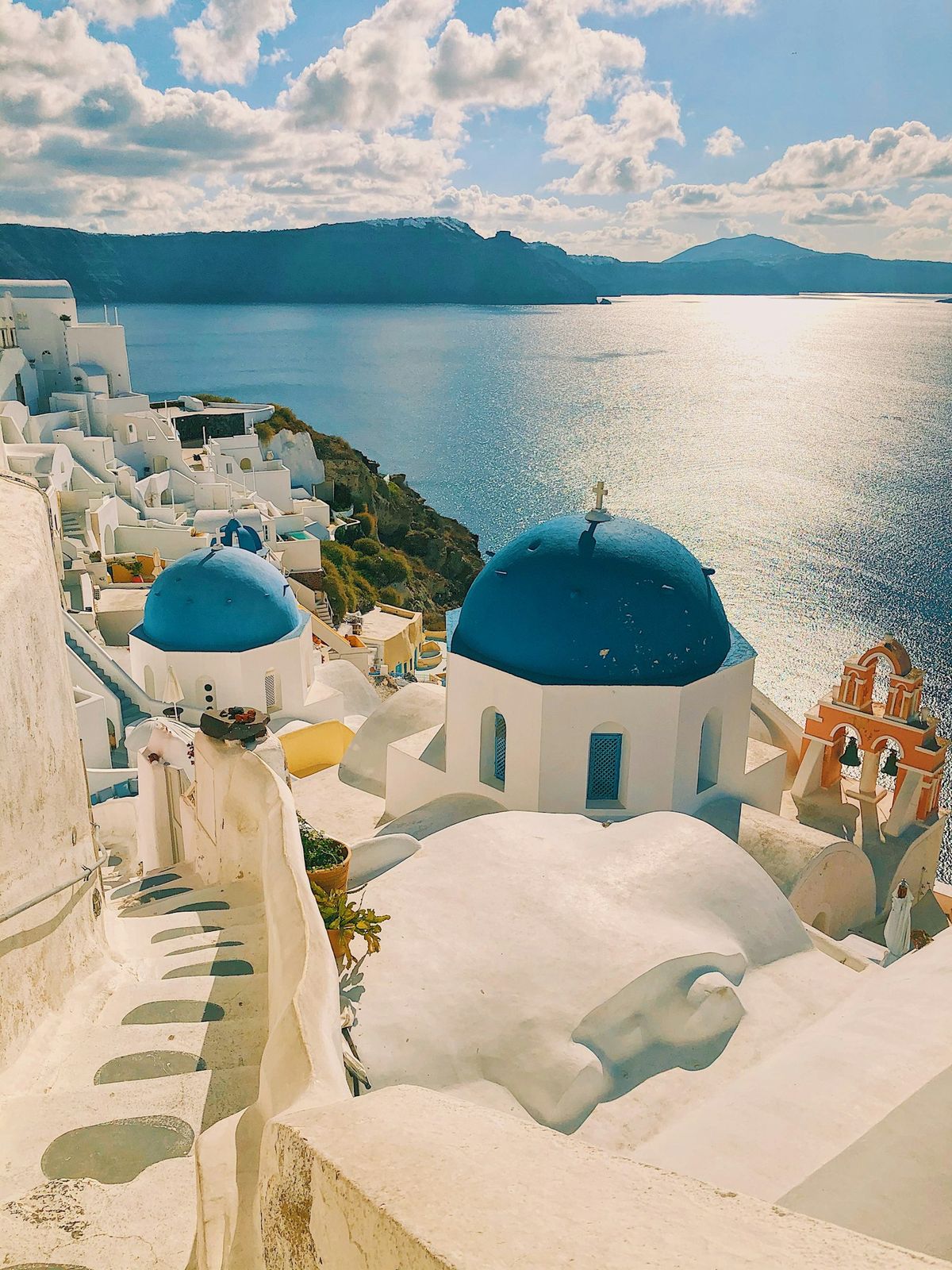 Hvite hus med blå kupler i Santorini, Hellas