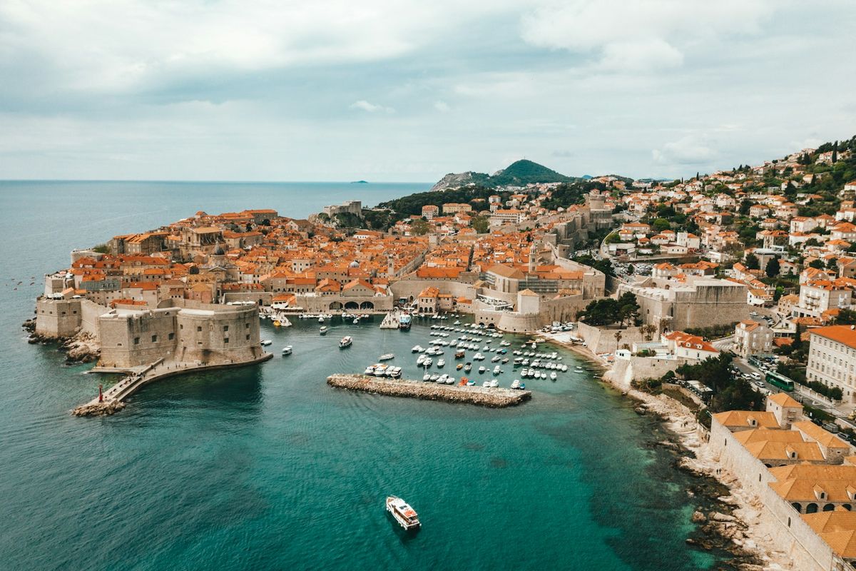 Den gamle bydelen i Dubrovnik med røde tak og bymur, Kroatia