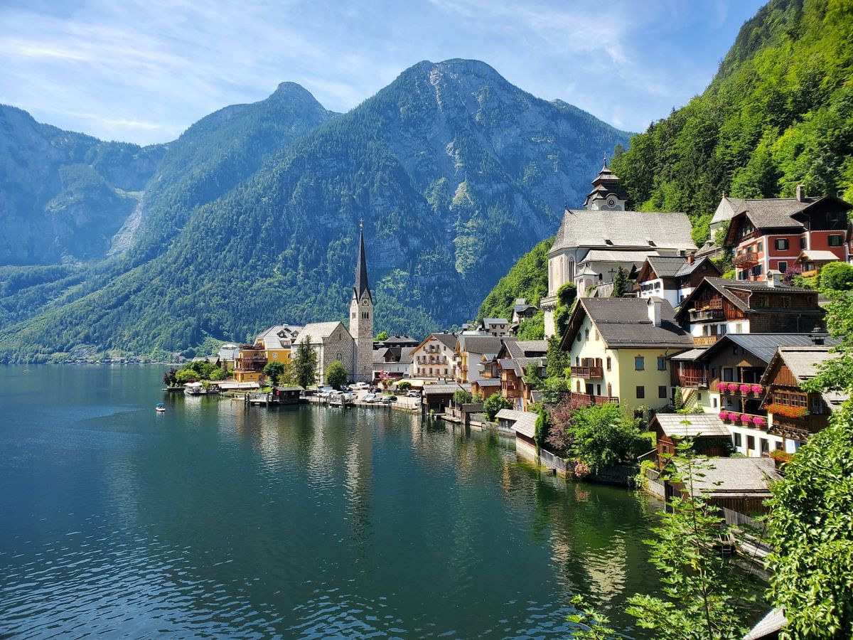 Den maleriske landsbyen Hallstatt ved innsjøen i Østerrike
