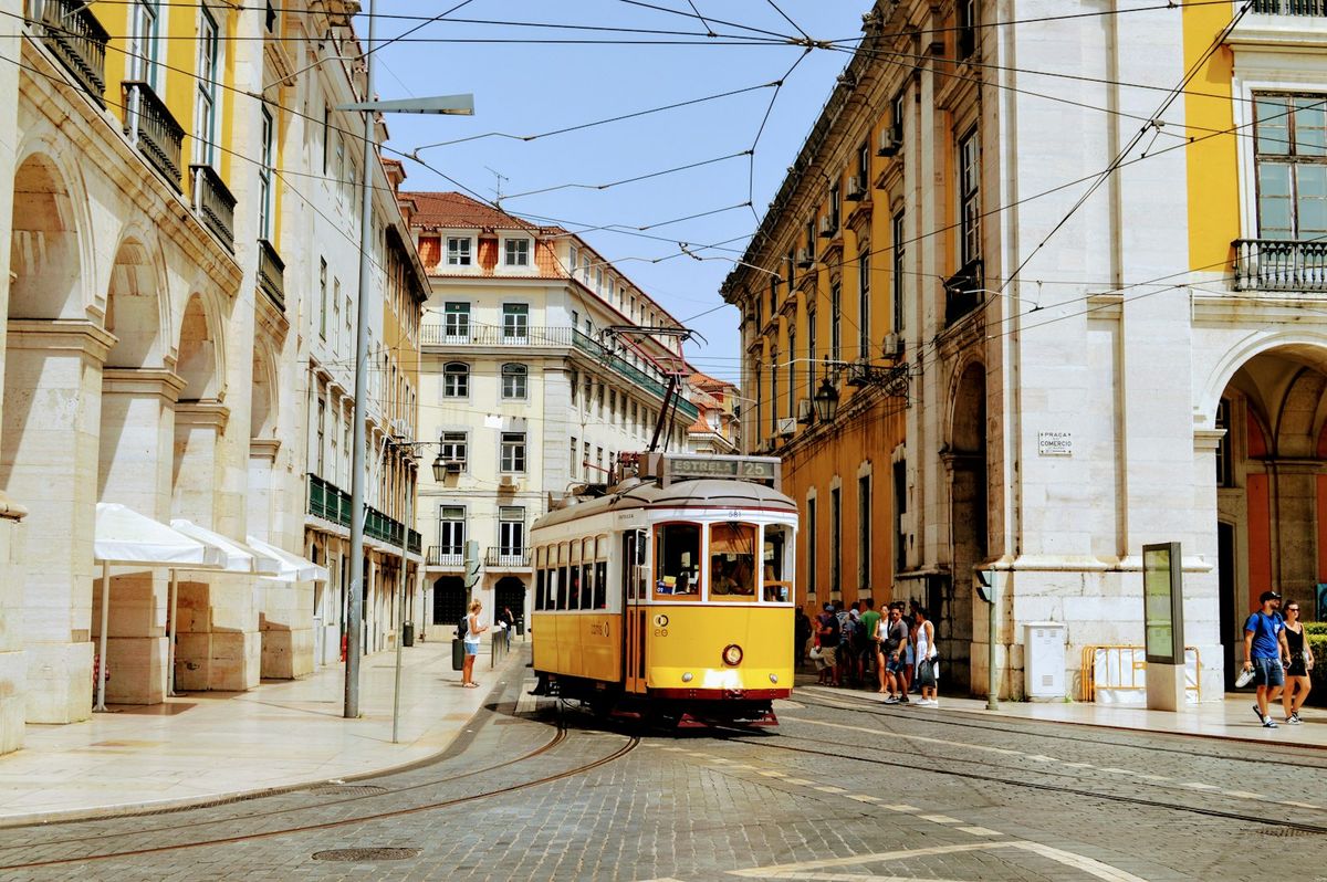 Gul sporvogn i en bratt gate i Lisboa, Portugal