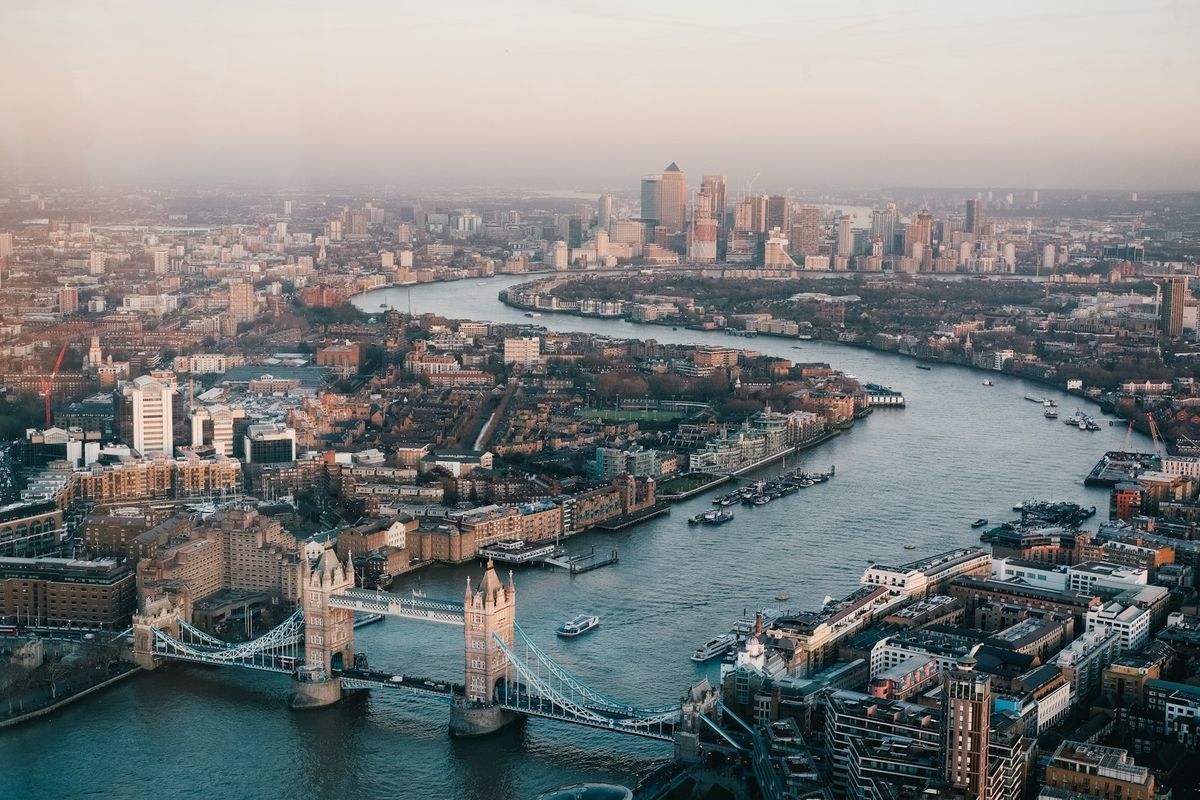 Tower Bridge over Themsen i London, Storbritannia