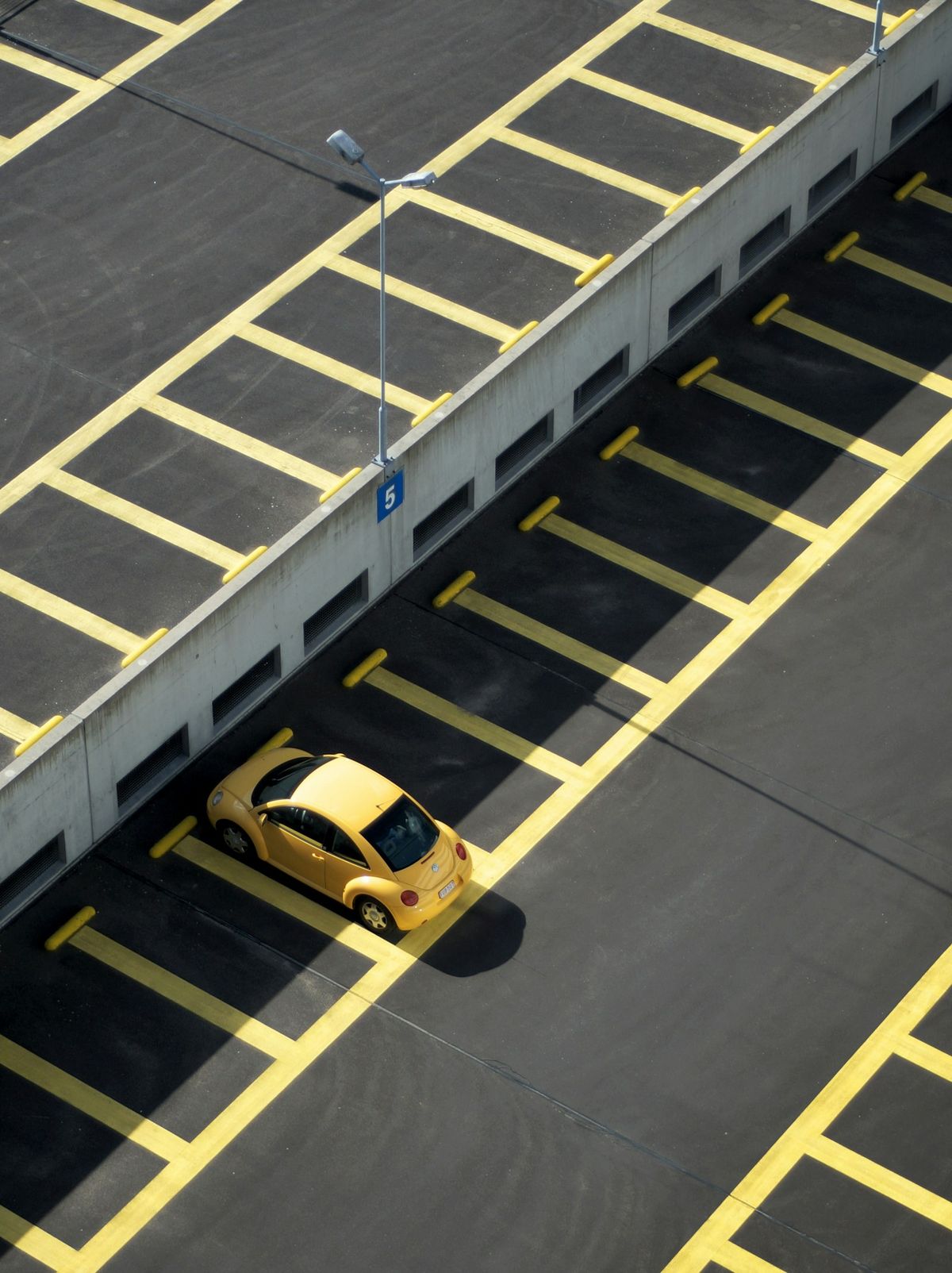 Ledige parkeringsplasser på en parkeringsplass