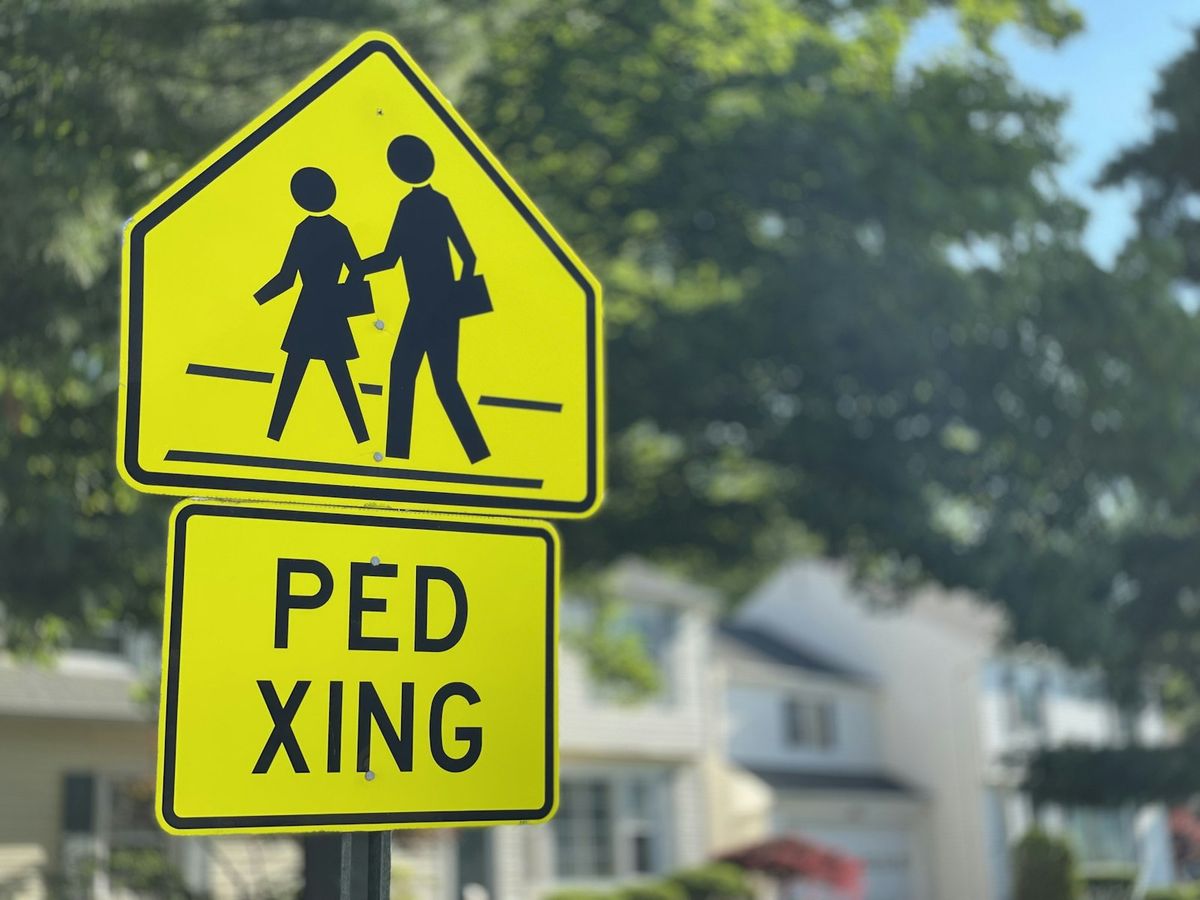 Trafikkskilt som varsler om barn og fotgjengerfelt