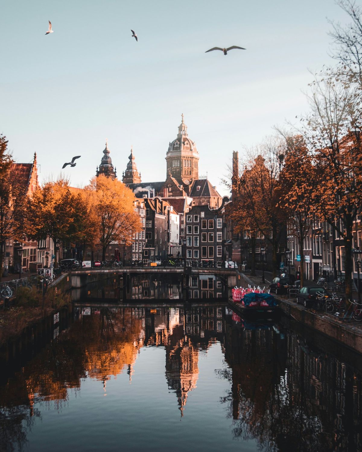 Gate langs en kanal i Amsterdam med tradisjonelle hus