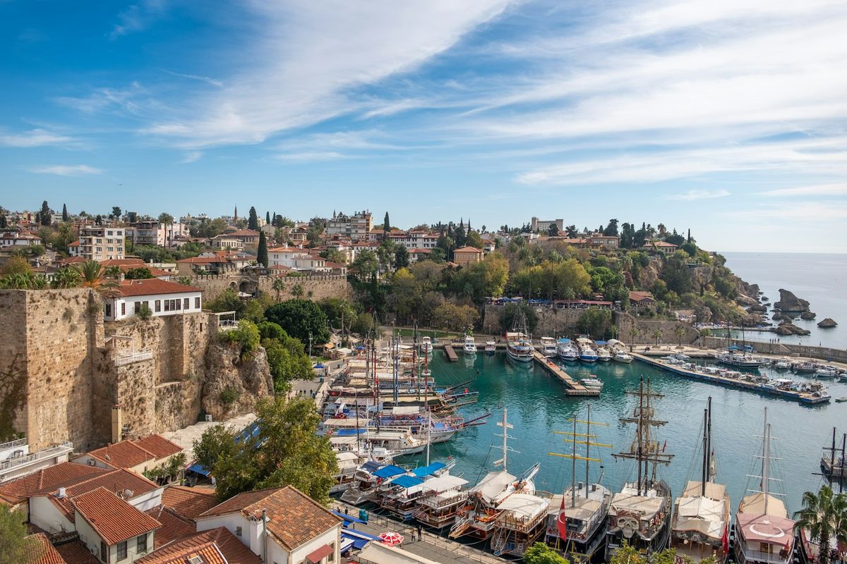 Antalya med gamleby og havn i Tyrkia