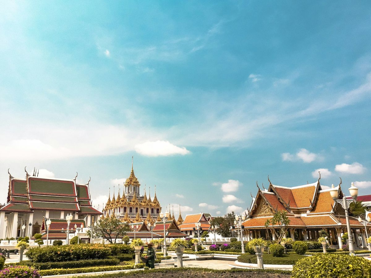 Bangkok med tempel og skyline i Thailand