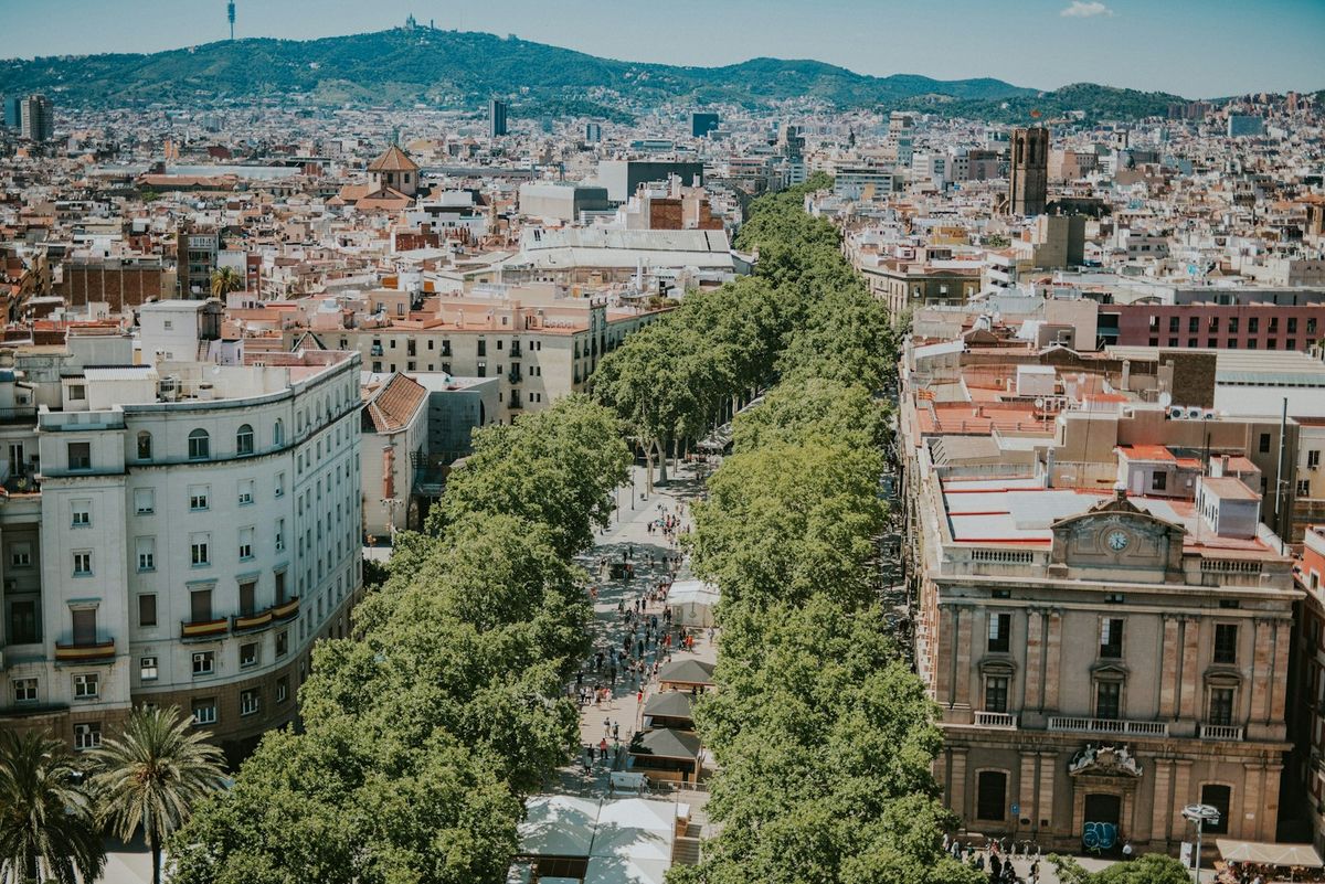 Utsikt over Barcelona med La Rambla og tett bybebyggelse
