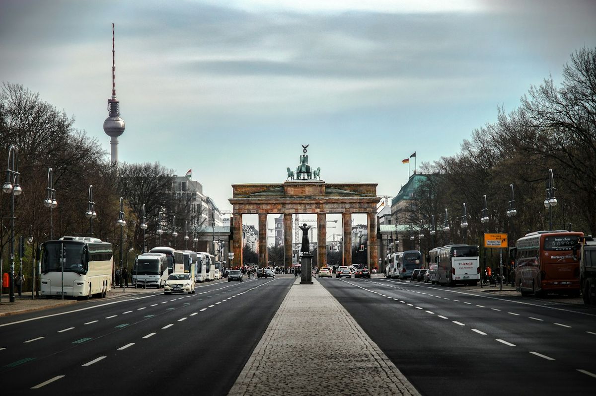 Gate med biler og trafikk i Berlin
