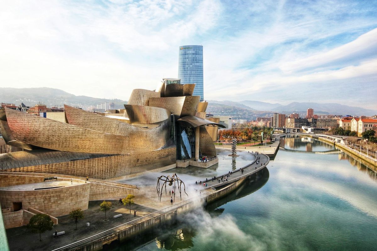 Guggenheim-museet i Bilbao ved elven Nervión