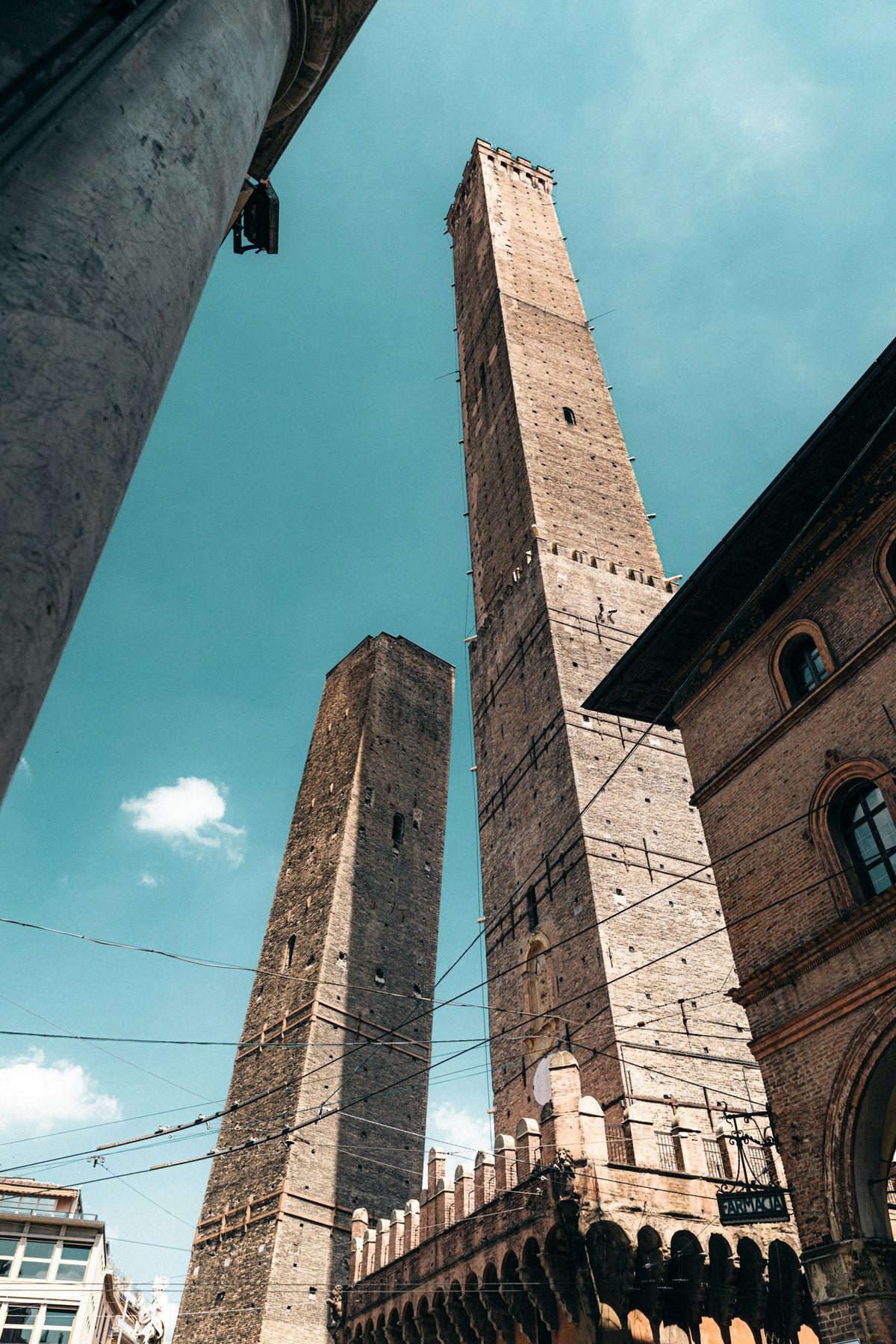 De to tårnene i Bologna sett fra gaten