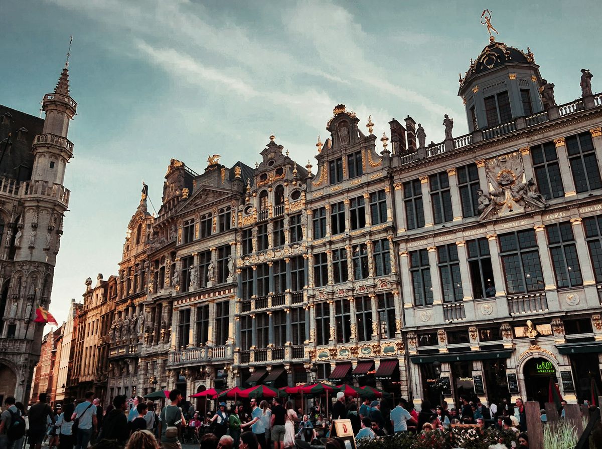 Gate i Brussel med historiske bygninger