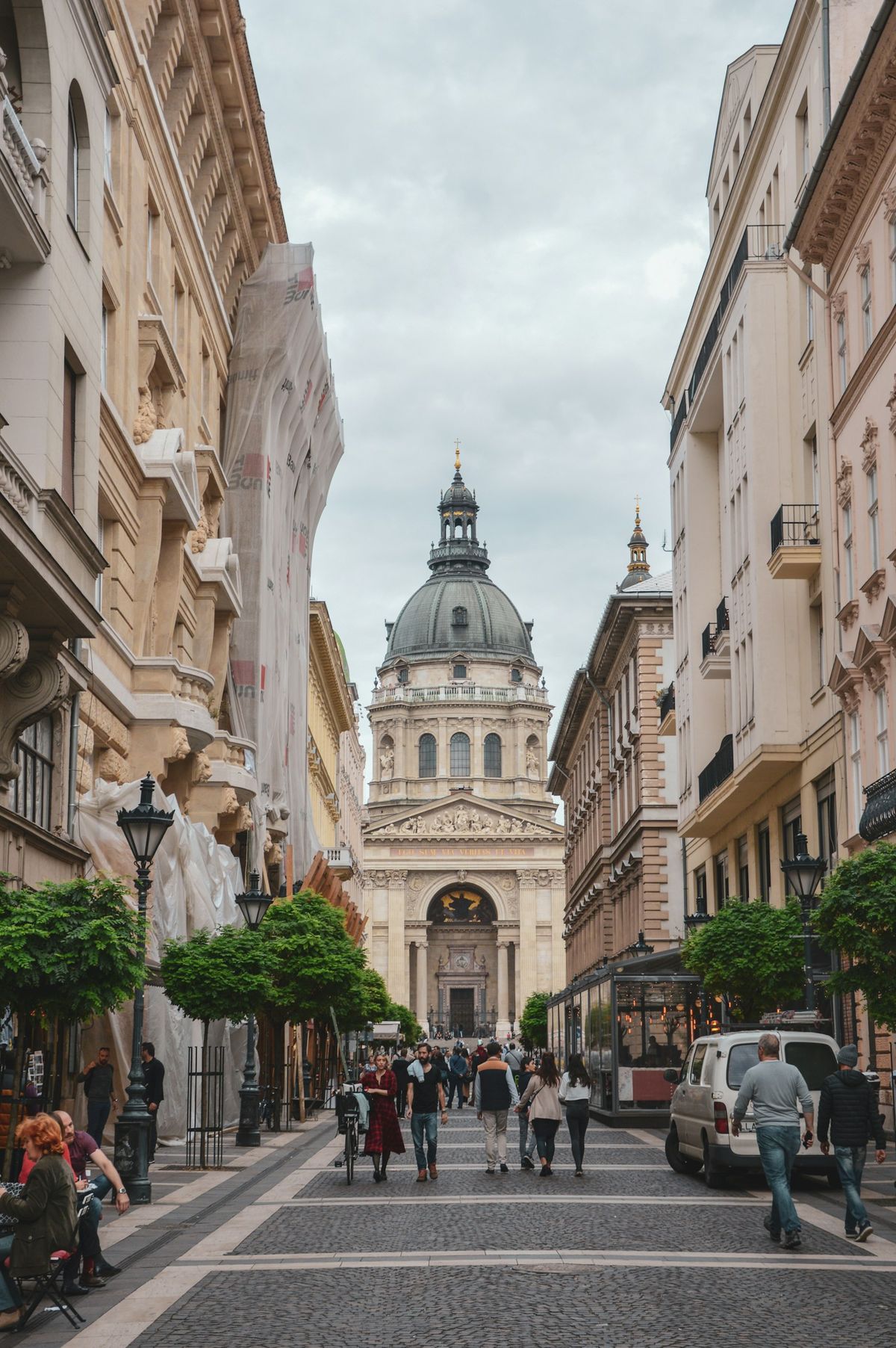Gate i Budapest med biler og historisk bybebyggelse