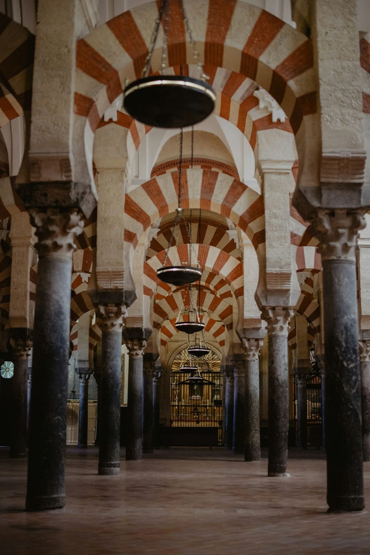 De røde og hvite buene inne i Mezquita-katedralen i Córdoba
