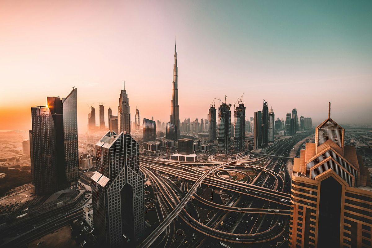 Dubais skyline med Burj Khalifa og moderne høyhus