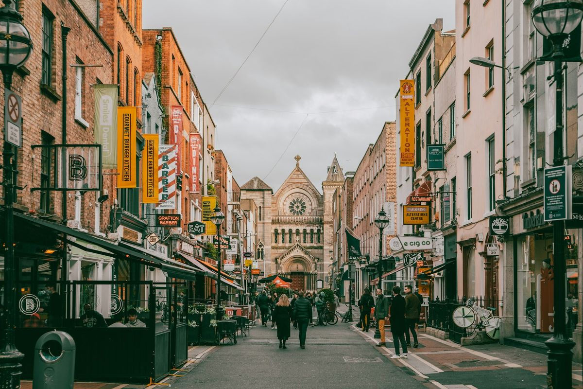 Gate i Dublin sentrum med biler
