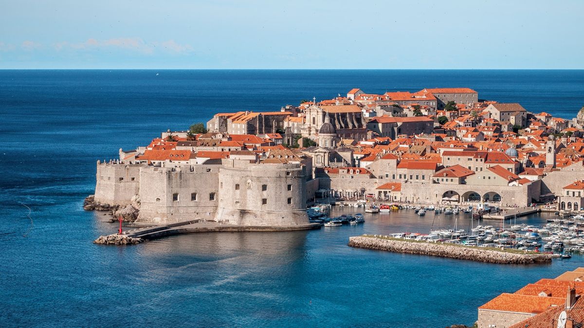 Dubrovniks gamleby med bymurer og røde tak i Kroatia
