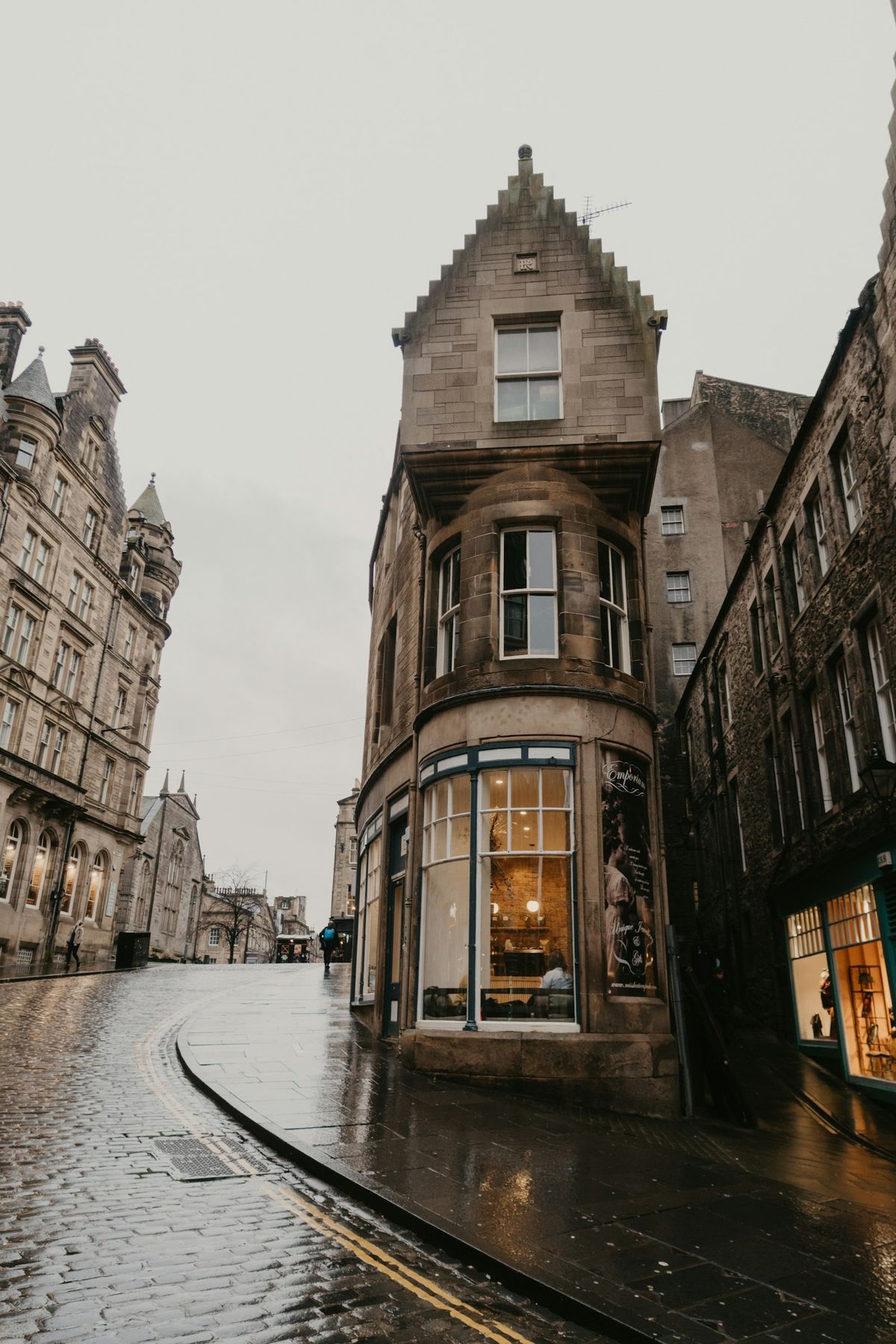 Gate i Edinburgh med biler og historiske bygninger
