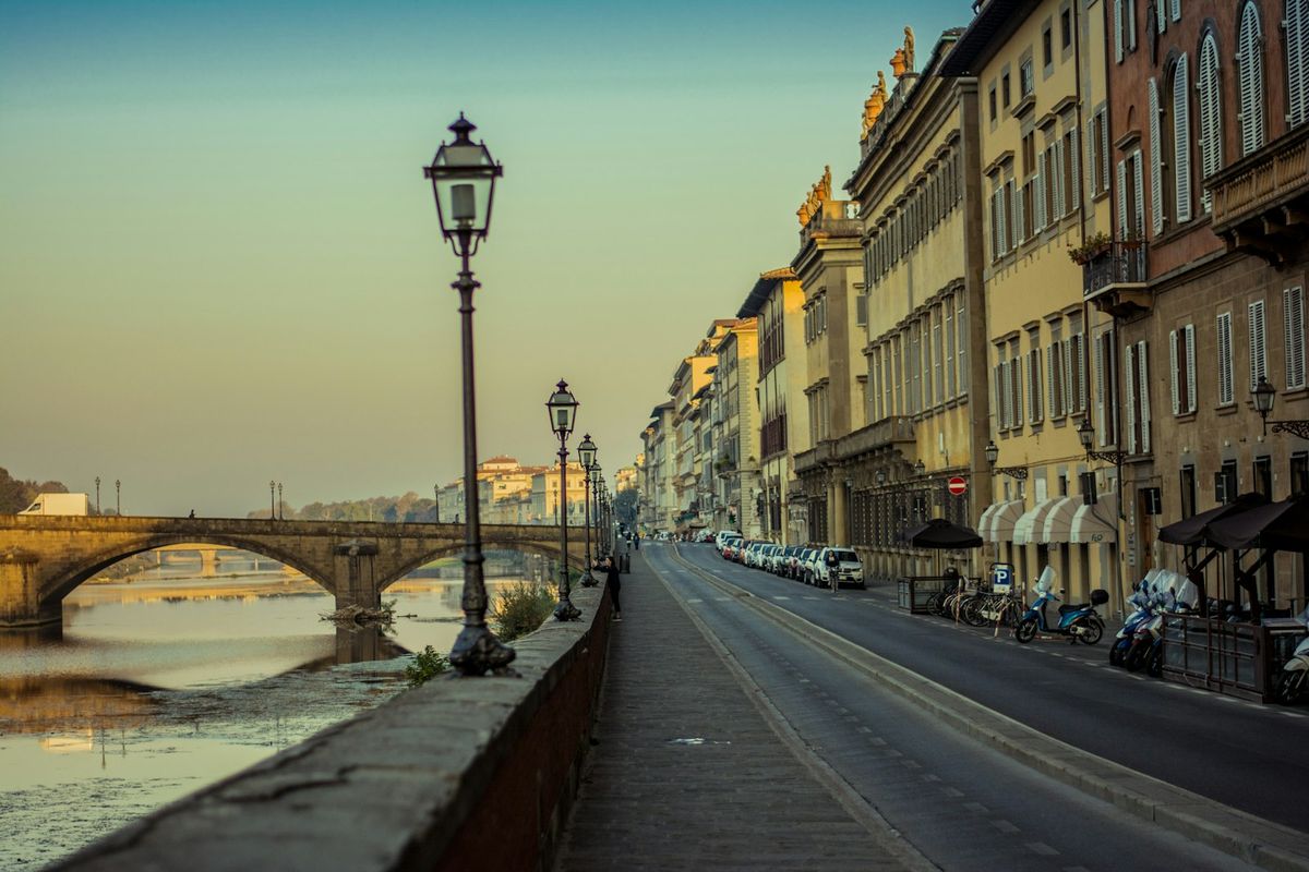 Gate i Firenze med historiske bygninger