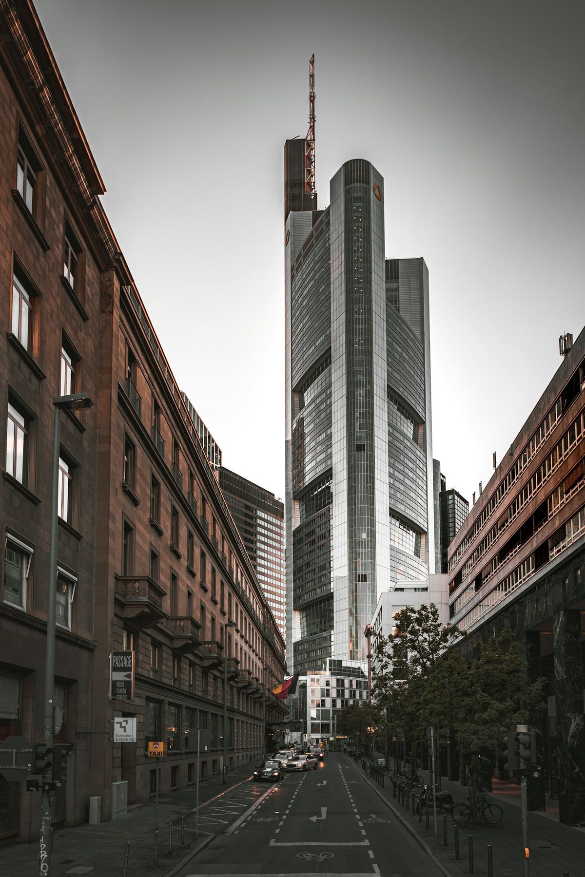 Gate i Frankfurt med skyskrapere og biler