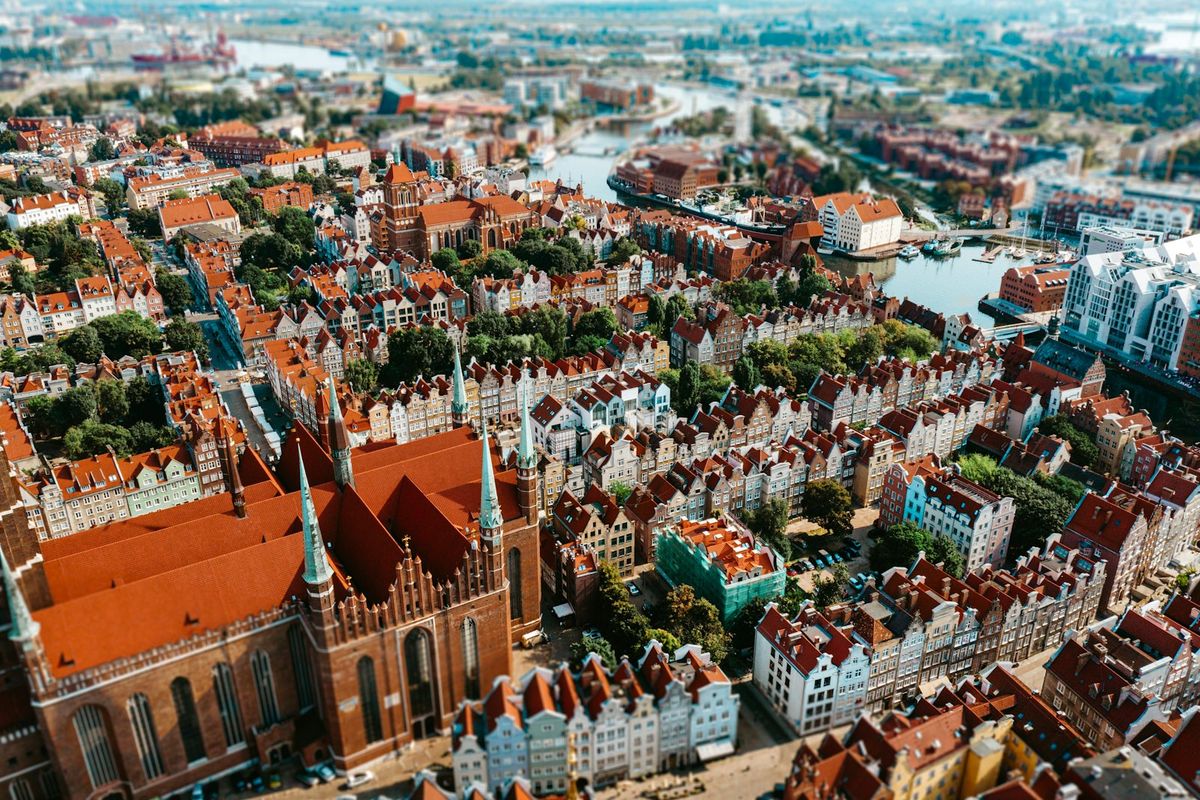 Gamlebyen i Gdansk med fargerike hus langs elven